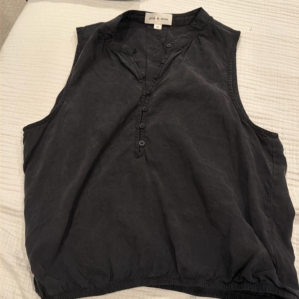 Cloth and Stone sleeveless top with buttons. Cropped to Waist